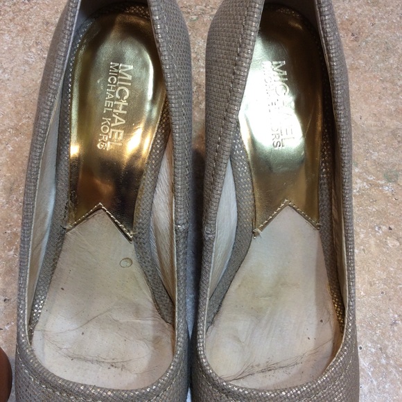 MICHAEL MICHAEL KORS GOLD ESPADRILLE WEDGES - Picture 5 of 8